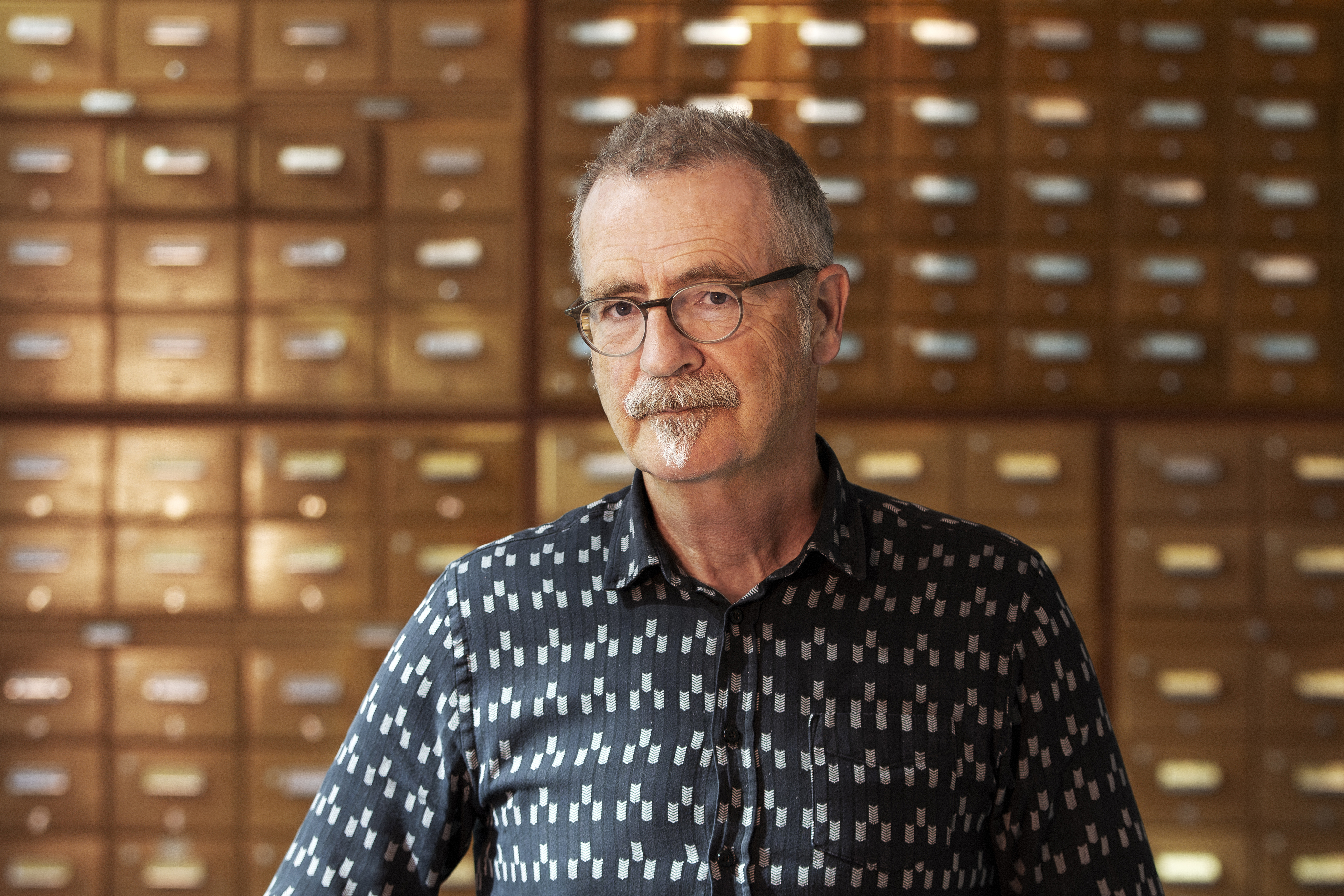 Adrian Hughes Foran Arkivskuffer, Fotograf Jakob Støvring